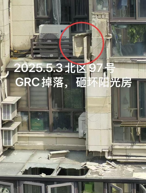 大通证券 “走路都要戴头盔！”沪上177幢居民楼外墙装饰条，6年多连连高空砸落