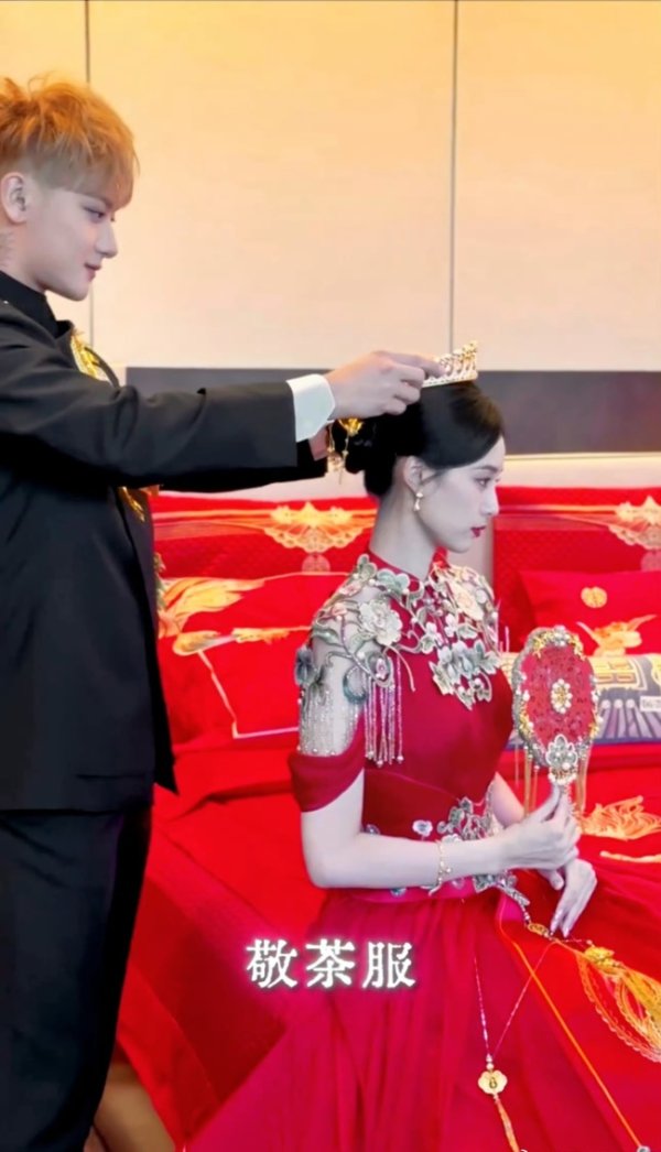 中玉束哈 黄子韬徐艺洋中式婚服 甜蜜暴击背后的爱情密码